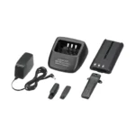 Kenwood TK-3701D – inhoud van de doos: lader KSC-35S, accu, netadapter en riemclip